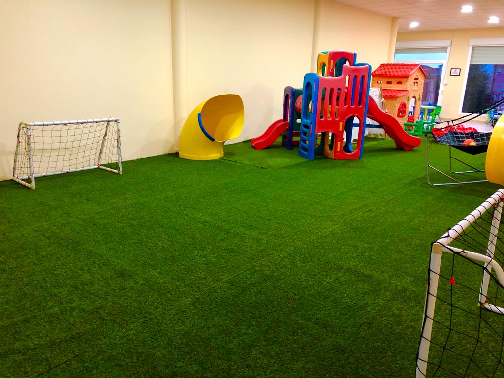 Campo de fútbol indoor con césped artificial en La Pinta