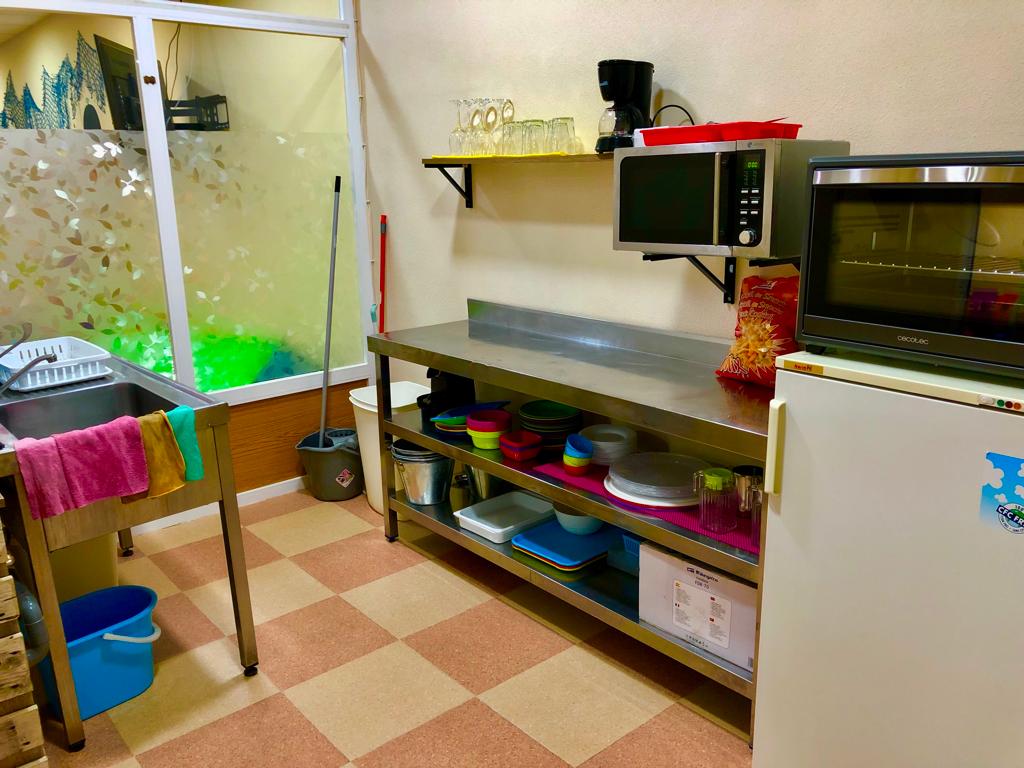 Cocina office equipada con microondas y frigoríficos