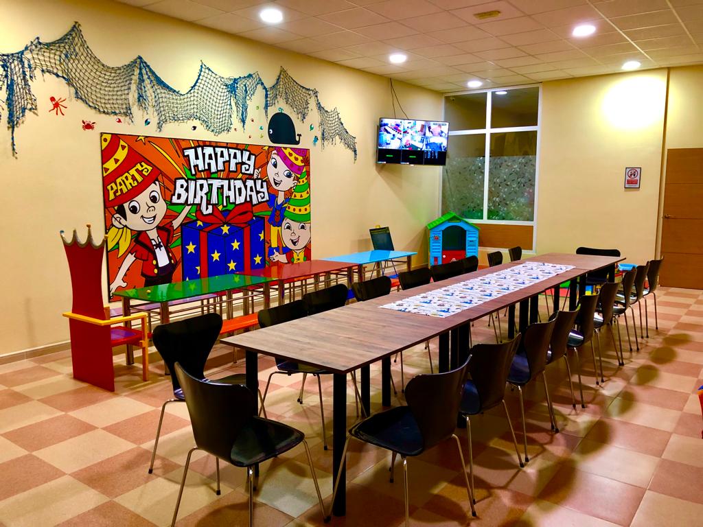 Comedor amplio con mesas y sillas en La Pinta