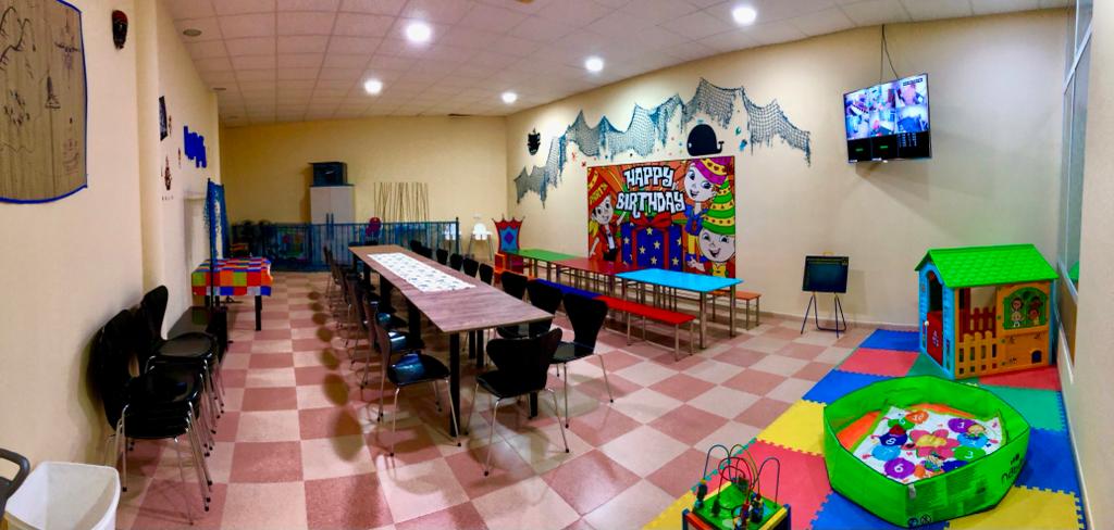 Comedor con parque seguro cerrado para bebés