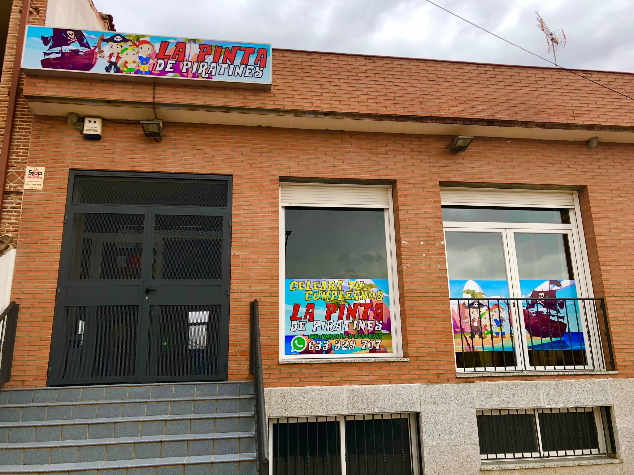 Fachada y entrada al local La Pinta en Fuensalida