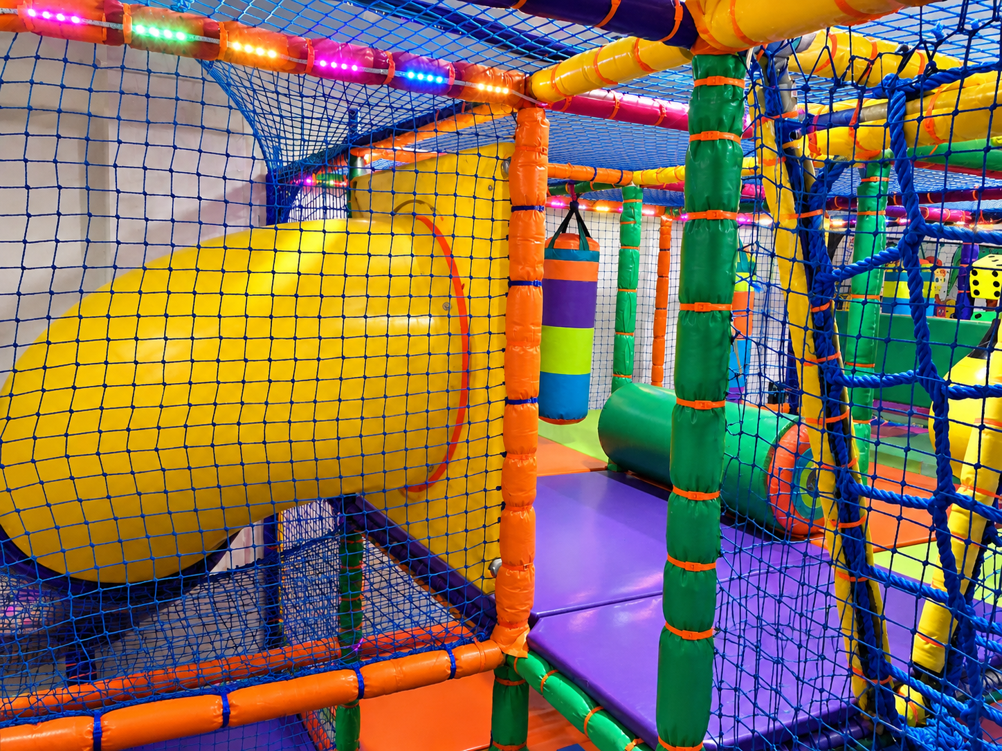 Gran tobogán Twister en espiral en parque infantil Piratines Torrijos