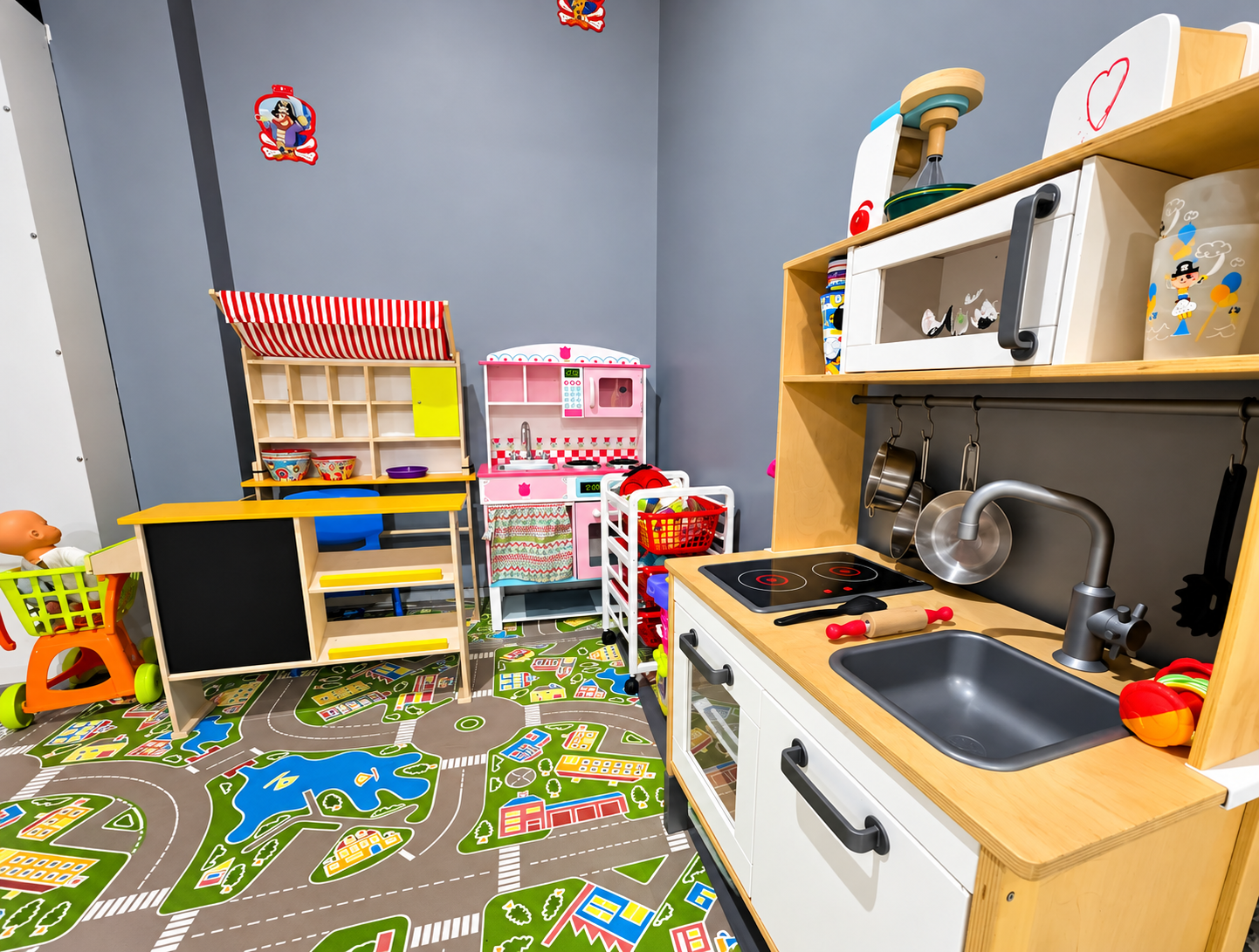 Área de juego simbólico y cocina infantil